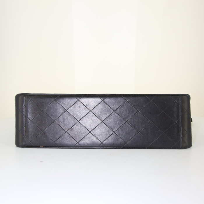 Bolso de mano Chanel Timeless Maxi Jumbo en cuero acolchado negro - Detail D5