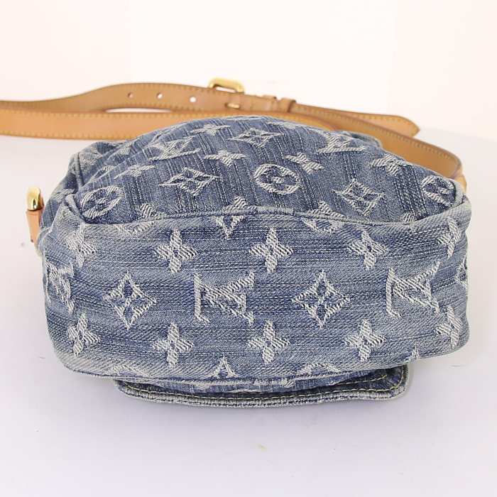 Bolso bandolera Louis Vuitton Baggy modelo pequeño en lona denim Monogram azul y cuero natural - Detail D4