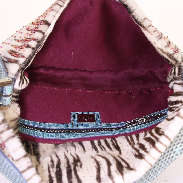 Fendi Baguette handbag in white furr and blue water snake - Detail D2