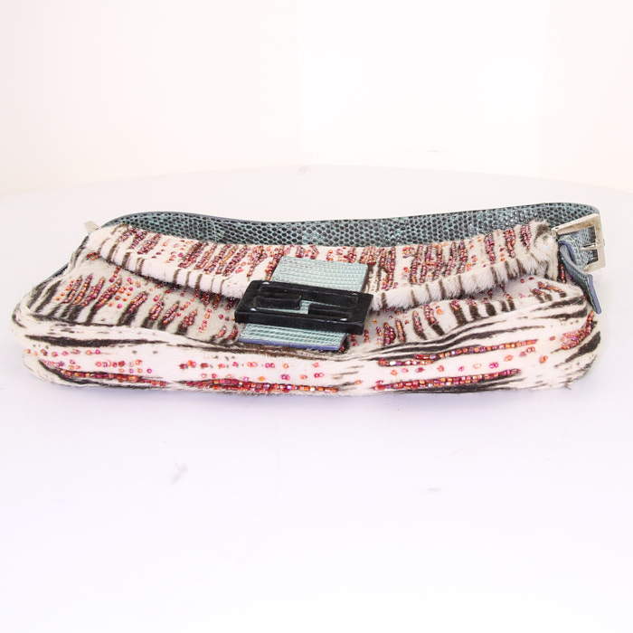 Fendi Baguette handbag in white furr and blue water snake - Detail D4