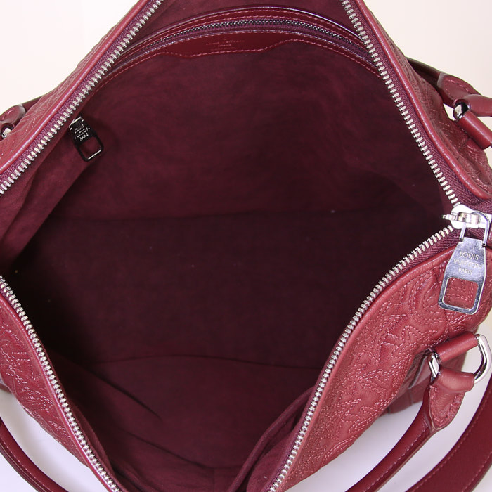 Sac à main Louis Vuitton Ixia en cuir monogram bordeaux - Detail D3