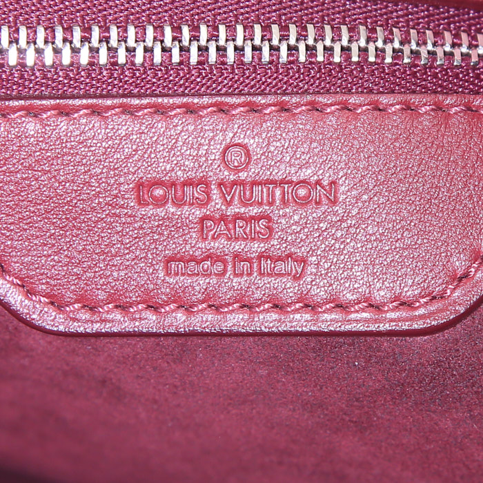 Sac à main Louis Vuitton Ixia en cuir monogram bordeaux - Detail D4