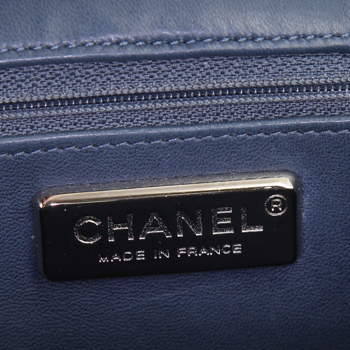 Bolso de mano Chanel Executive en aligátor azul - Detail D3