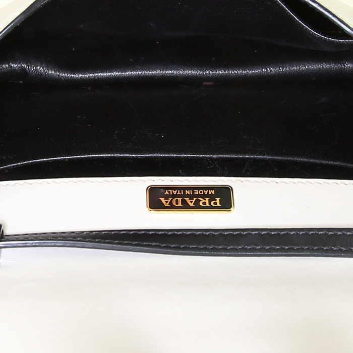 Prada Cahier shoulder bag in cream color and black leather - Detail D2