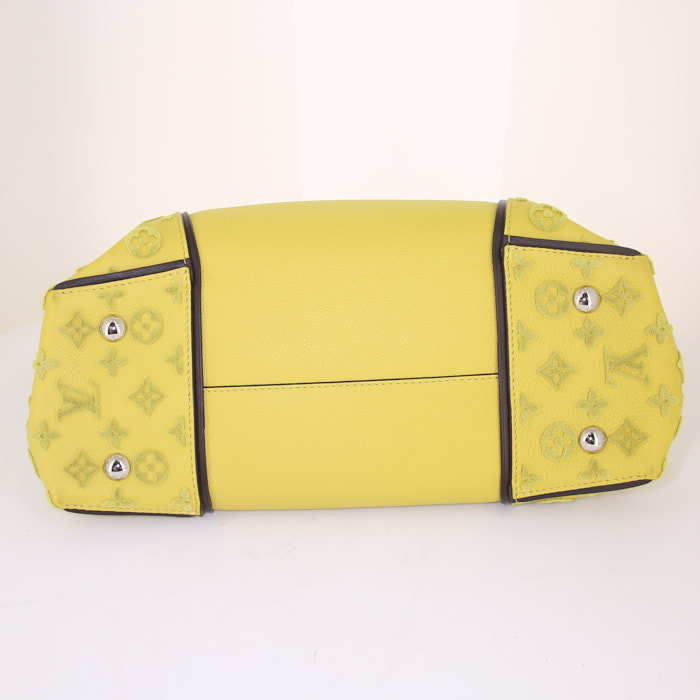 Louis Vuitton Tote W shopping bag in yellow and brown leather - Detail D4