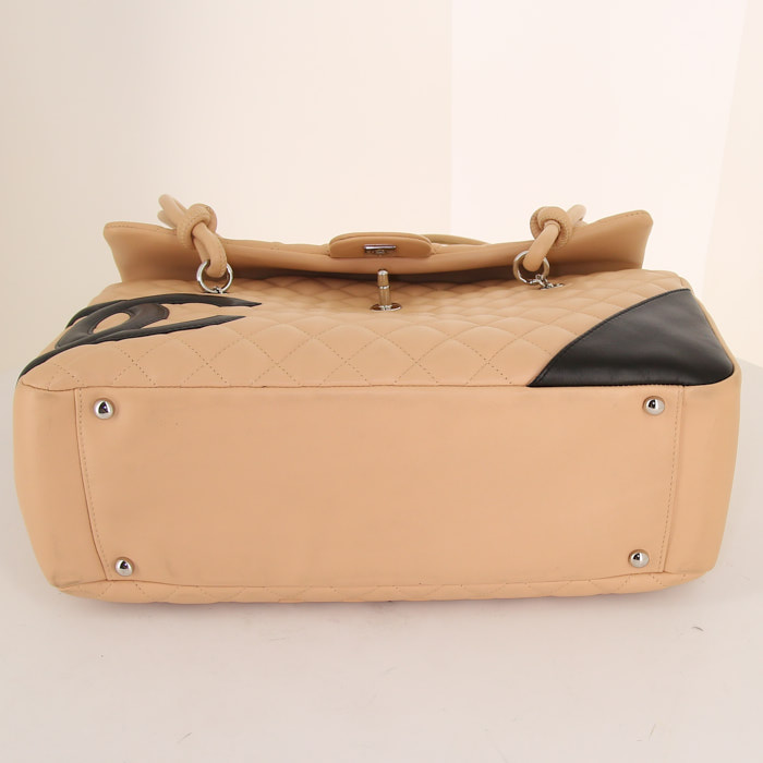 Chanel Cambon large model shopping bag in beige and black quilted leather - Detail D4