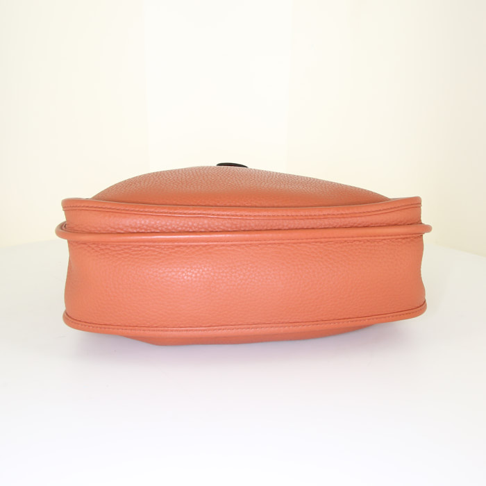 Bolso bandolera Hermes Evelyne modelo mediano en cuero taurillon clémence terre battue - Detail D4