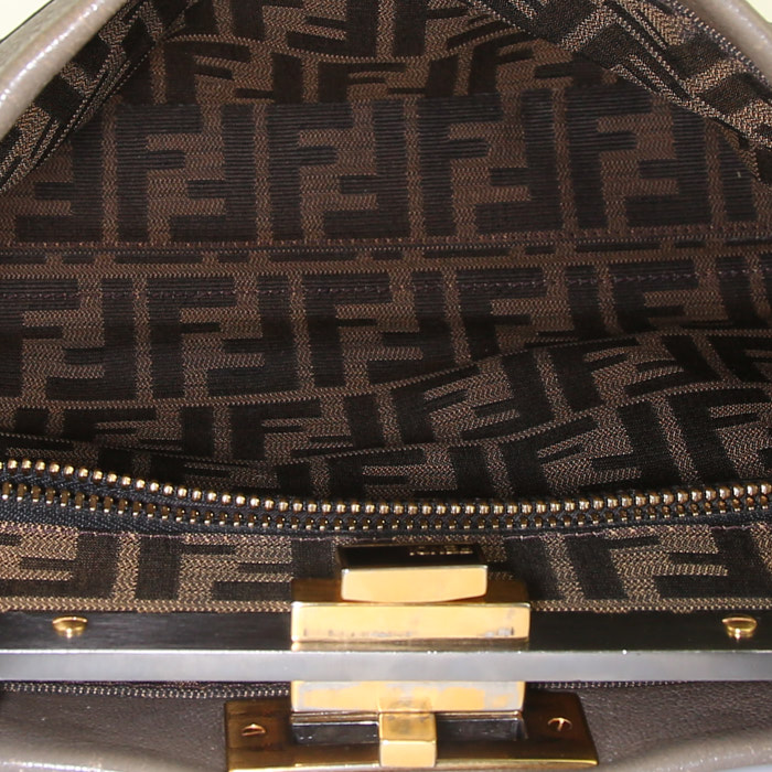 Fendi Peekaboo handbag in taupe leather - Detail D3