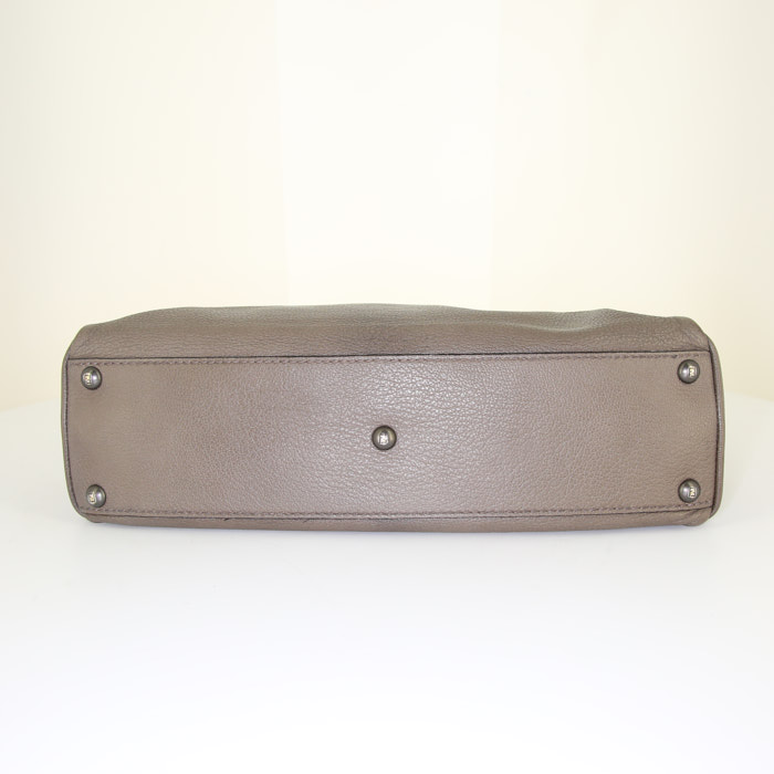 Sac à main Fendi Peekaboo en cuir taupe - Detail D5