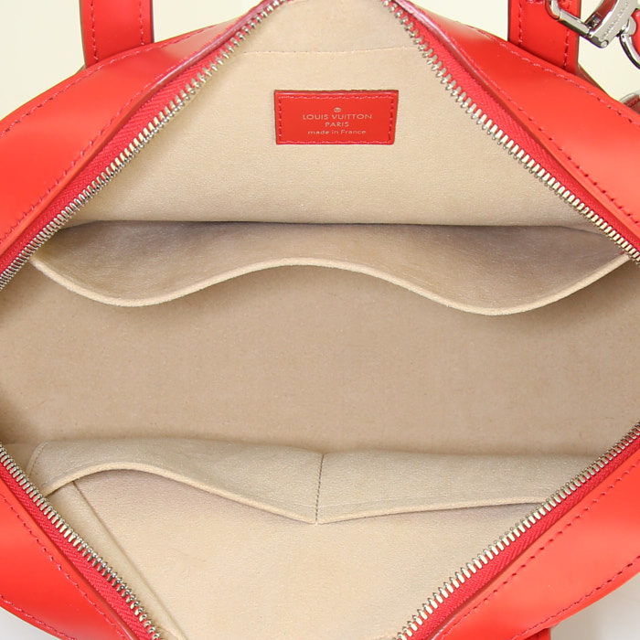 Bolso de mano Louis Vuitton Dora en lona Monogram marrón y cuero rojo - Detail D3