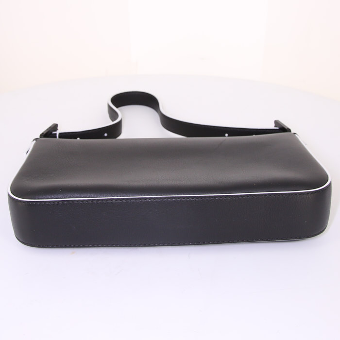 Bolso de mano Fendi Baguette en cuero negro - Detail D4