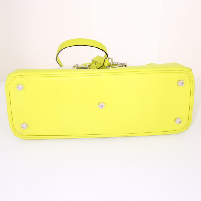 Sac à main Dior Diorissimo moyen modèle en cuir jaune - Detail D5