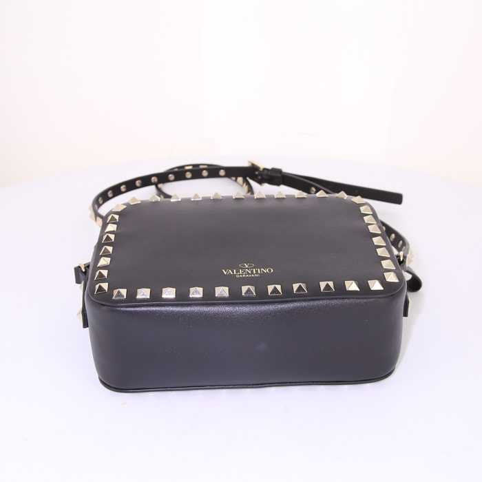 Sac bandoulière Valentino Garavani Rockstud Camera en cuir noir - Detail D4