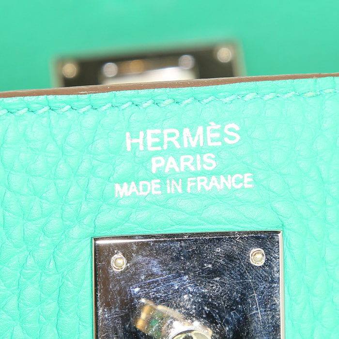 Hermes Kelly 35 cm handbag in green togo leather - Detail D4