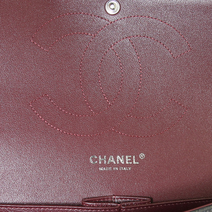 Sac bandoulière Chanel Timeless jumbo en cuir grainé matelassé noir - Detail D4