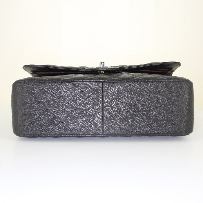 Sac bandoulière Chanel Timeless jumbo en cuir grainé matelassé noir - Detail D5