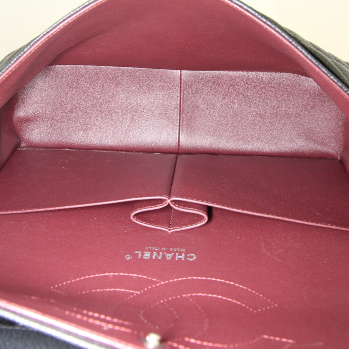 Sac bandoulière Chanel Timeless jumbo en cuir grainé matelassé noir - Detail D3