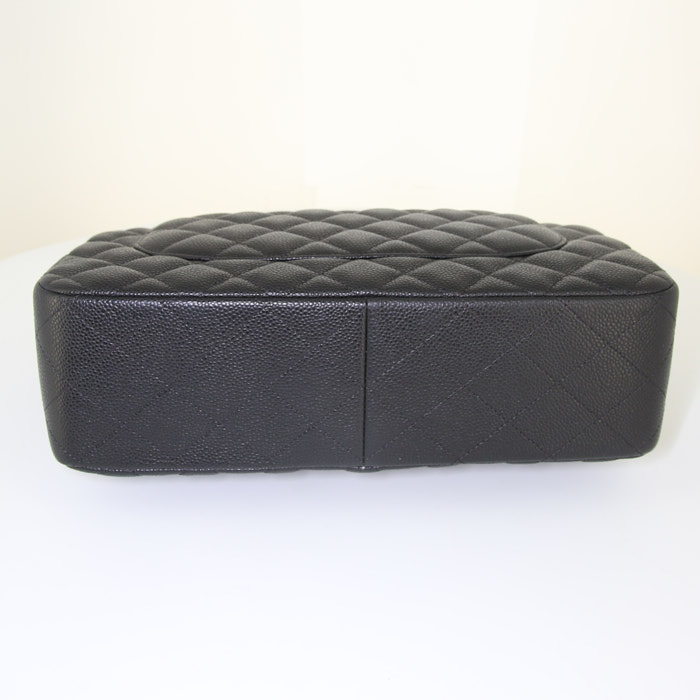 Chanel Timeless jumbo shoulder bag in black quilted grained leather - Detail D5