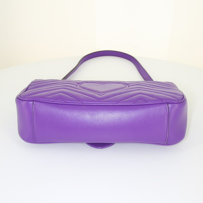 Sac bandoulière Gucci GG Marmont en cuir matelassé violet - Detail D5
