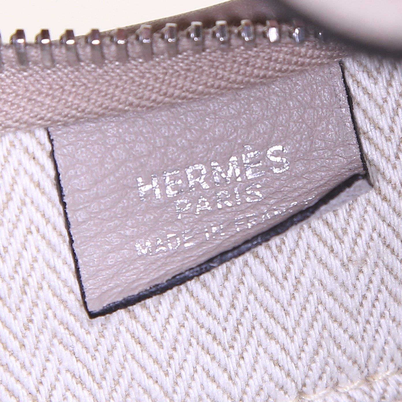 Bolso de mano Hermès Goya en cuero swift gris tórtola - Detail D3