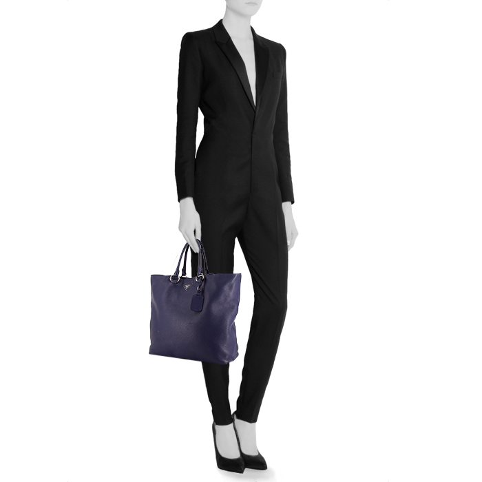 Prada Daino shopping bag in blue grained leather - Detail D1