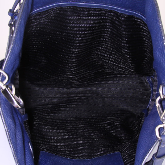 Prada Daino shopping bag in blue grained leather - Detail D3