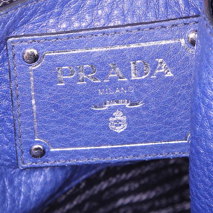 Prada Daino shopping bag in blue grained leather - Detail D4