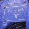 Prada Daino shopping bag in blue grained leather - Detail D4 thumbnail