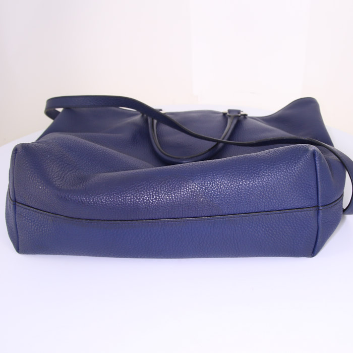 Prada Daino shopping bag in blue grained leather - Detail D5