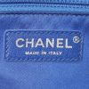 Bolso de mano Chanel Timeless en cuero acolchado con motivos de espigas azul - Detail D4 thumbnail