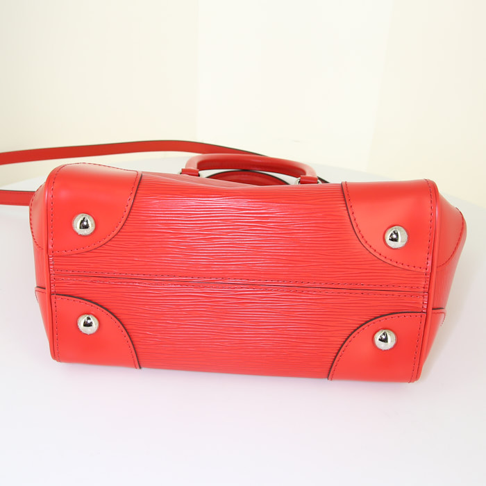 Sac à main Louis Vuitton Phenix en cuir épi rouge - Detail D5