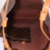 Sac à dos Louis Vuitton Randonnée en toile monogram enduite marron et cuir naturel - Detail D2 thumbnail