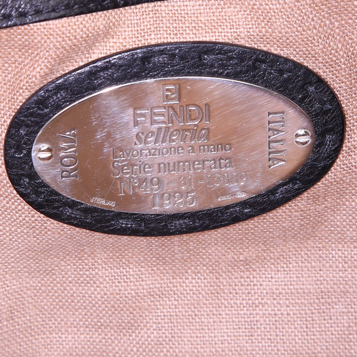 Bolso de mano Fendi en cuero granulado negro - Detail D3