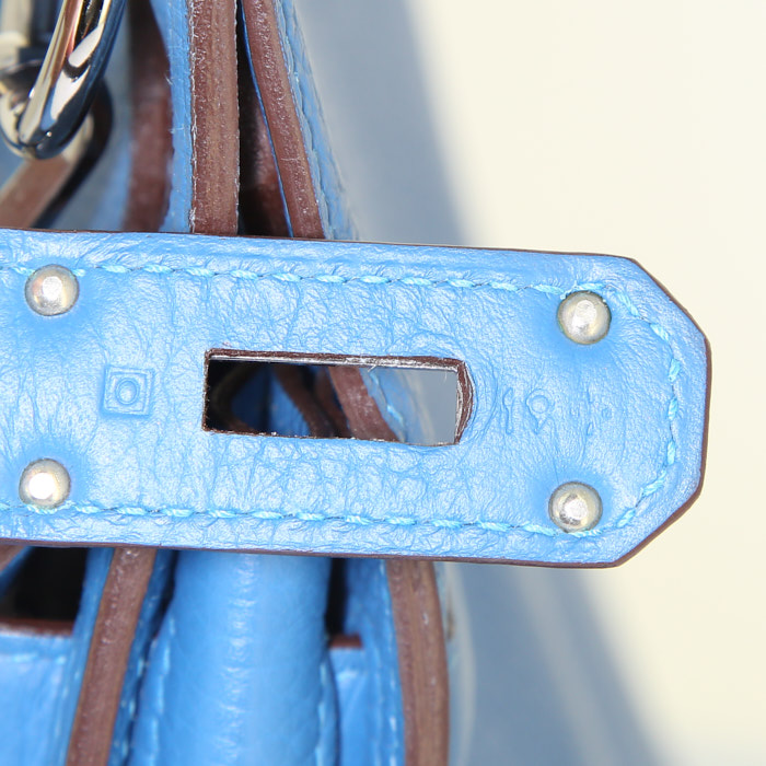 Bolso bandolera Hermes Jypsiere en cuero togo azul Mykonos - Detail D5