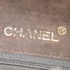 Sac bandoulière Chanel Vintage en daim matelassé marron - Detail D3 thumbnail