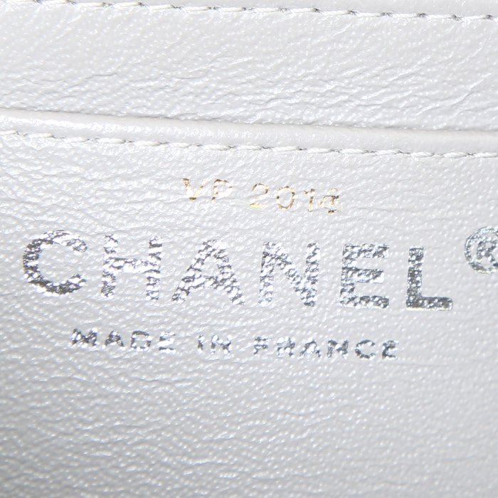 Bolso bandolera Chanel Mini Timeless en charol acolchado dorado - Detail D3