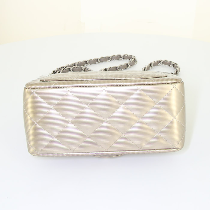 Chanel Mini Timeless shoulder bag in gold patent quilted leather - Detail D4