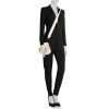 Bolso bandolera Hermès Berline modelo pequeño en cuero swift blanco y cuero de ternero doblis gris - Detail D1 thumbnail