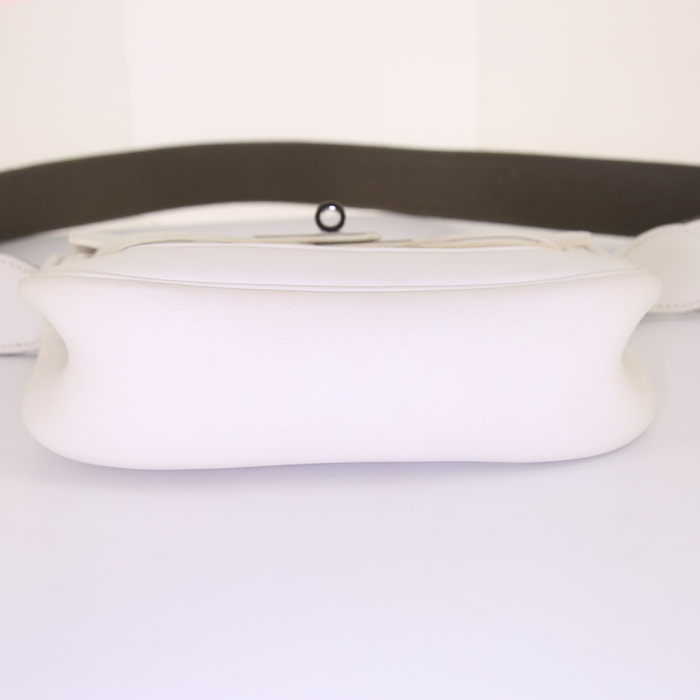 Bolso bandolera Hermès Berline modelo pequeño en cuero swift blanco y cuero de ternero doblis gris - Detail D5