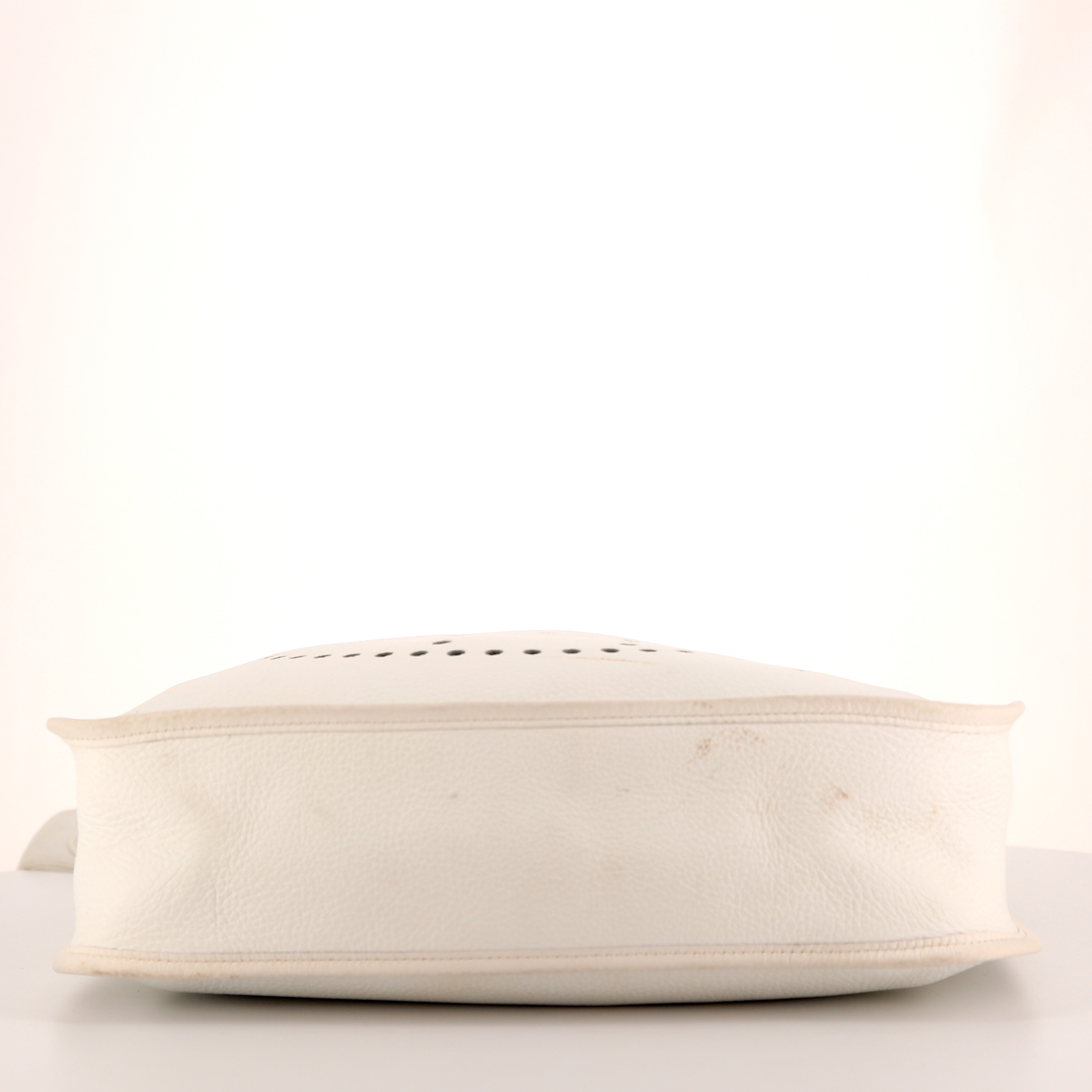 Bolso para llevar al hombro Hermes Evelyne modelo mediano en cuero togo blanco - Detail D4