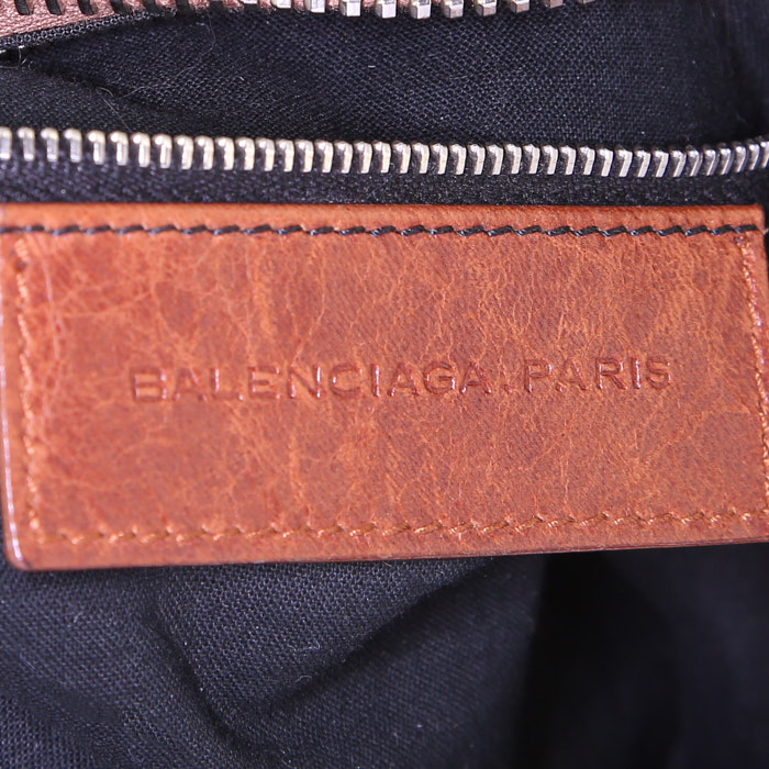 Sac porté épaule ou main Balenciaga Day en cuir marron - Detail D3
