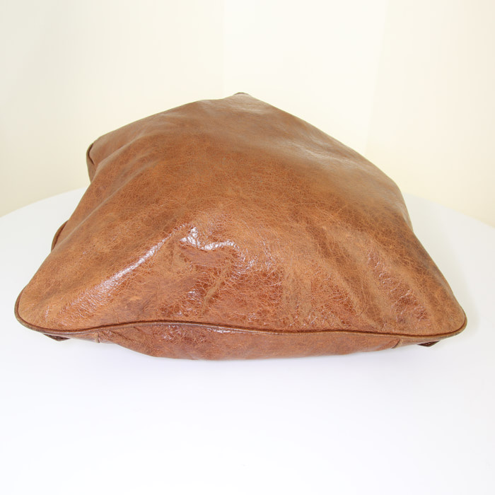 Bolso para llevar al hombro o en la mano Balenciaga Day en cuero marrón - Detail D4