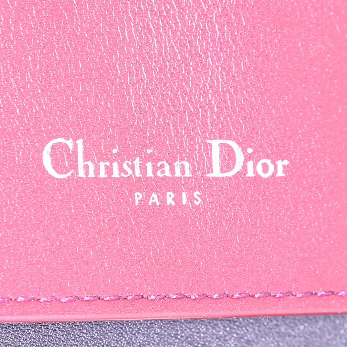 Bolso bandolera Dior Be Dior modelo mediano en cuero negro y charol color burdeos - Detail D4