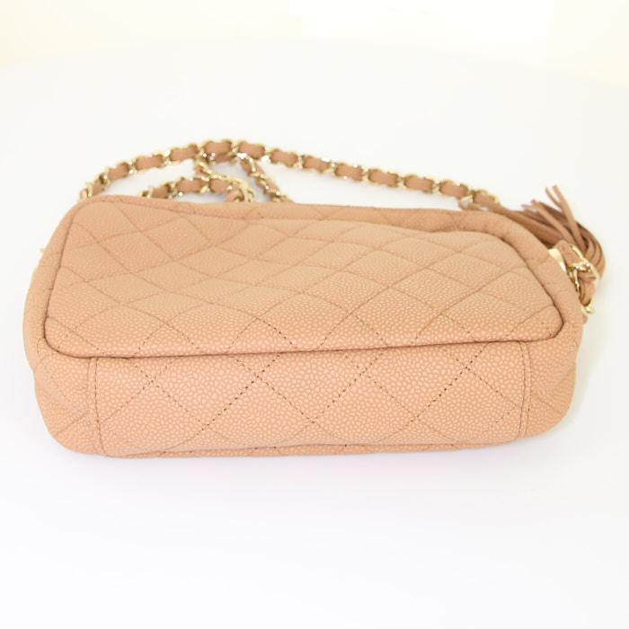 Chanel Camera shoulder bag in beige quilted grained leather - Detail D4
