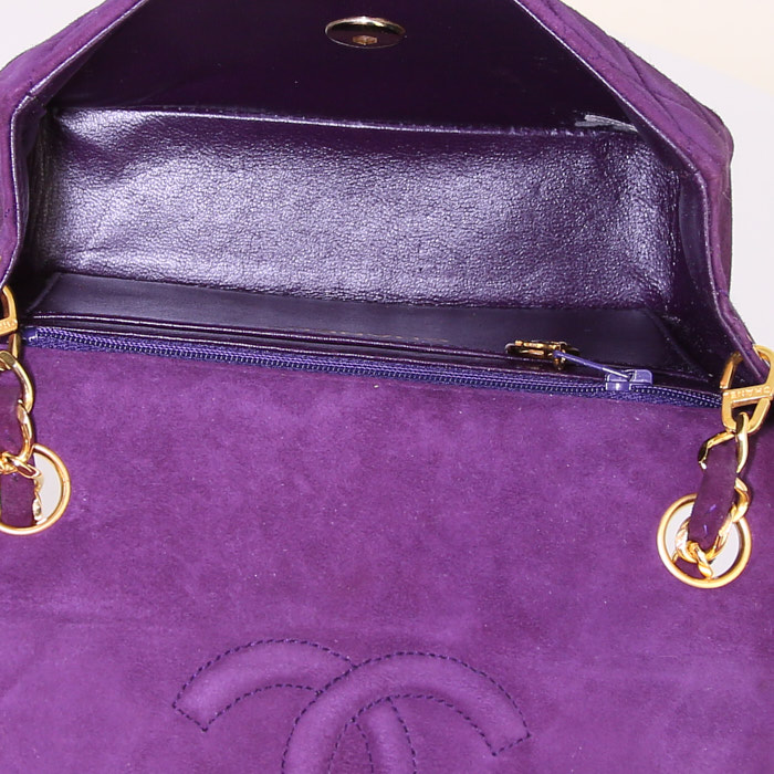 Chanel Mini Timeless shoulder bag in purple quilted suede - Detail D2