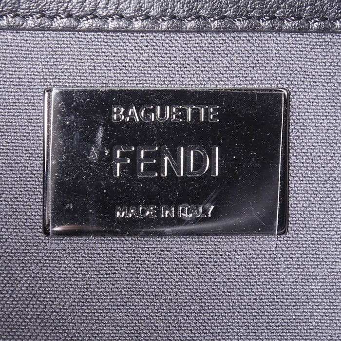 Bolso bandolera Fendi Baguette en cuero negro - Detail D3