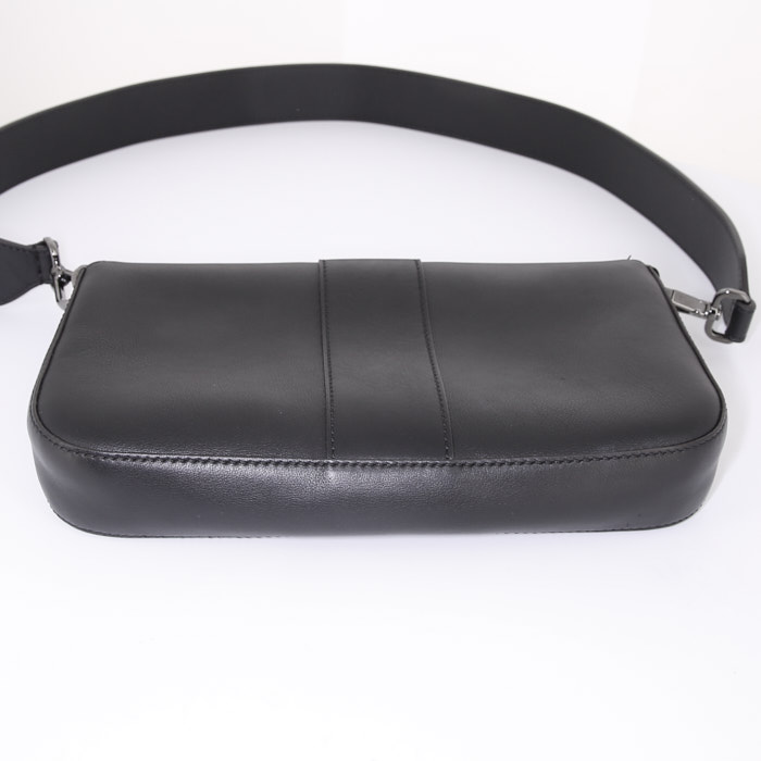 Fendi Baguette shoulder bag in black leather - Detail D4