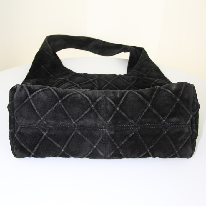 Chanel Vintage shoulder bag in black quilted suede - Detail D4
