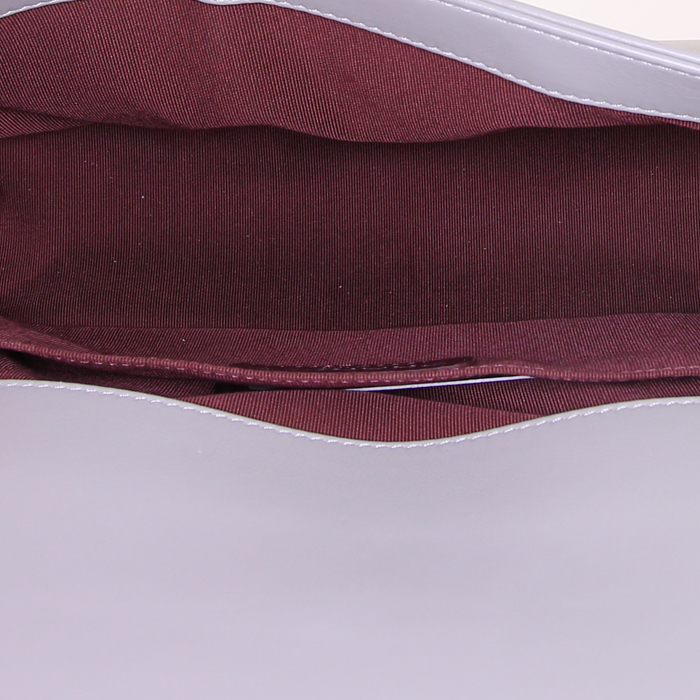 Bolso bandolera Chanel Boy en cuero gris - Detail D3