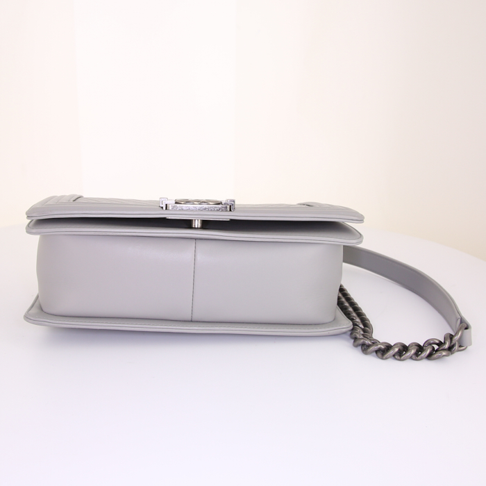 Sac bandoulière Chanel Boy en cuir gris - Detail D5